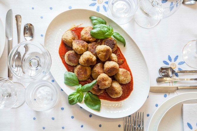 cesarine-dining-cooking-demo-at-locals-home-in-naples