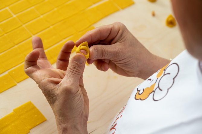 cesarine-small-group-tortellini-class-at-locals-home-in-bologna-3
