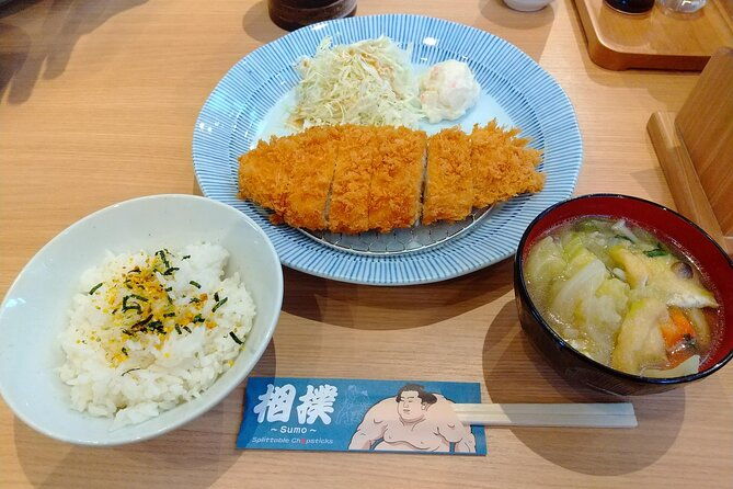 challenge-sumo-wrestlers-and-enjoy-meal-in-tokyo