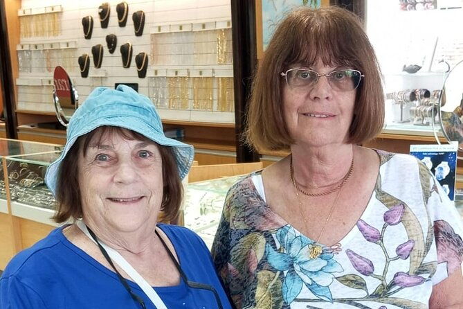 champagne-and-diamond-shopping-experience-in-downtown-bahamas