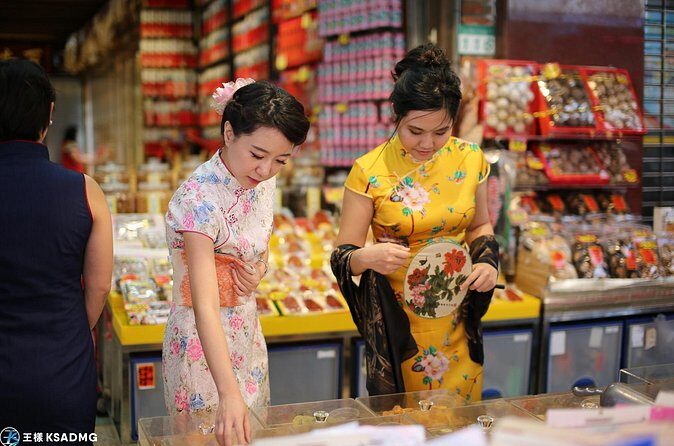 Changing Cheongsam in Dadaocheng, Taipei City - The Dressing Process & Learning