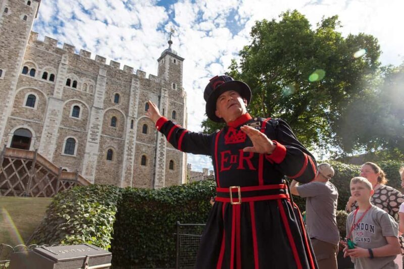 Changing of Guards, Tower of London, Beefeaters & Cruise - The Sum Up