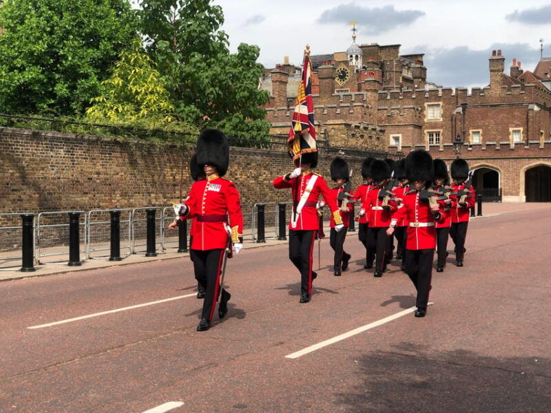 changing-of-the-guard-and-buckingham-palace-entry-ticket