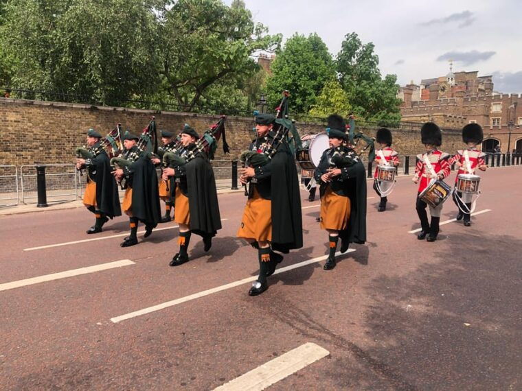 changing-of-the-guard-and-buckingham-palace-entry-ticket