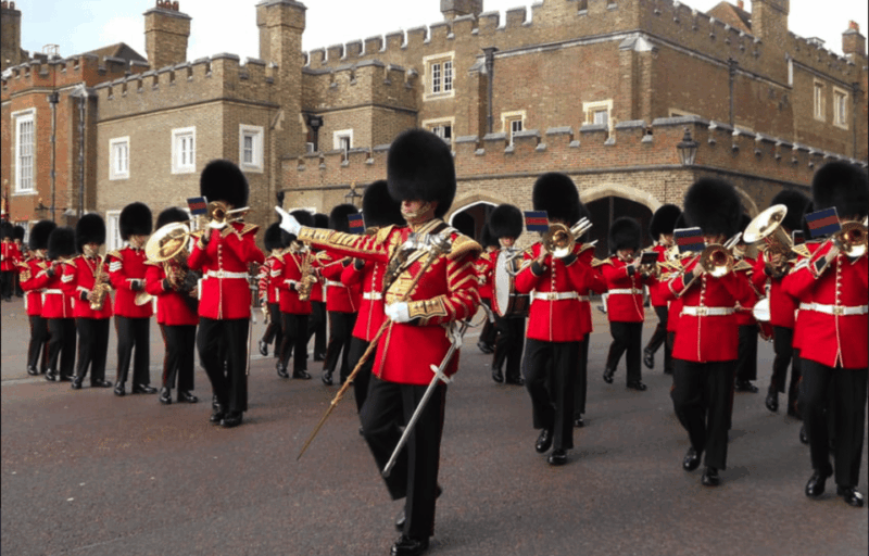 changing-of-the-guard-at-buckingham-palace