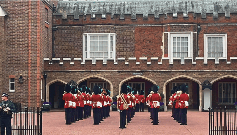 changing-of-the-guard-at-buckingham-palace