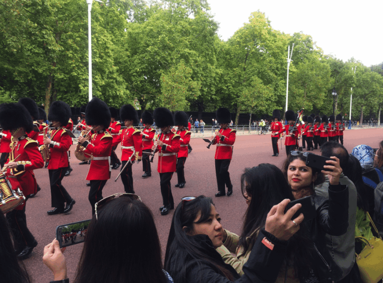 changing-of-the-guard-at-buckingham-palace