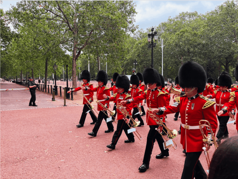 changing-of-the-guard-at-buckingham-palace