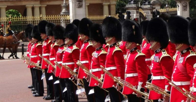 changing-of-the-guard-experience-in-london