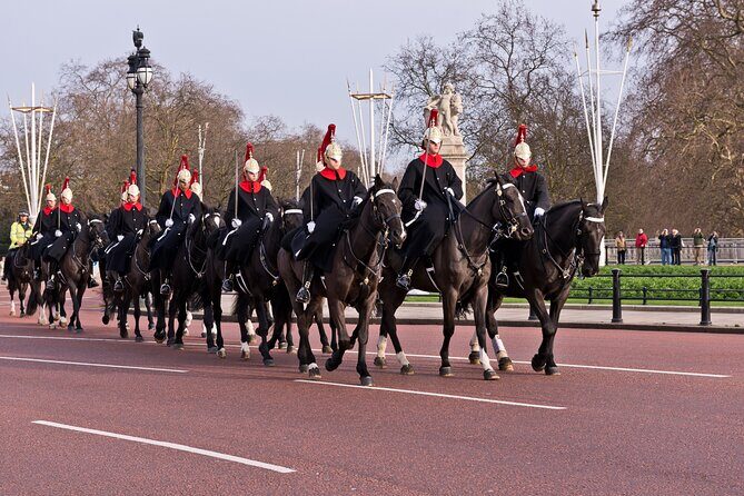 Changing of the Guard Guided Tour at Buckingham Palace - Group Size and Comfort  