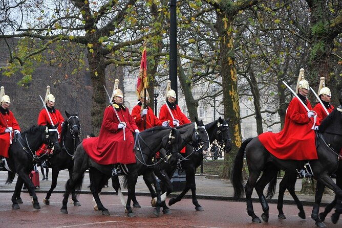 changing-of-the-guard-guided-walking-tour-in-london