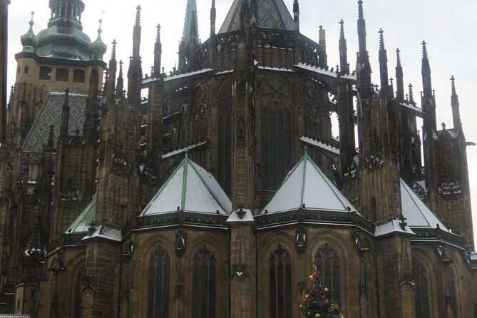 charles-bridge-and-prague-castle-walking-tour