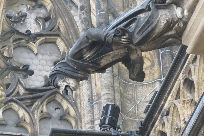 charles-bridge-and-prague-castle-walking-tour