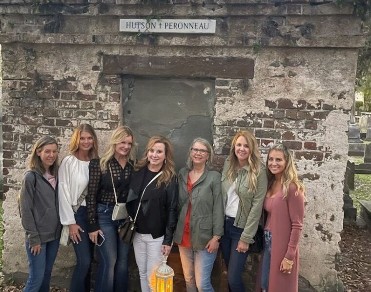 charleston-small-group-ghost-walking-tour-at-night