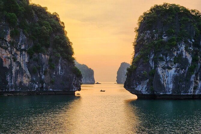 Charter Yacht 3-hour: Enjoy the Breathtaking Sunset on Halong Bay - The Experience in Detail