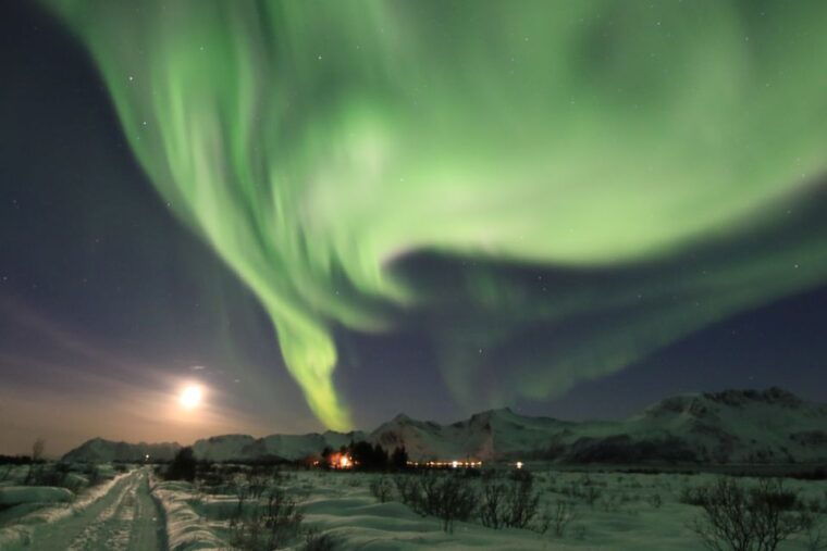 chase-the-northern-lights-with-a-photographer