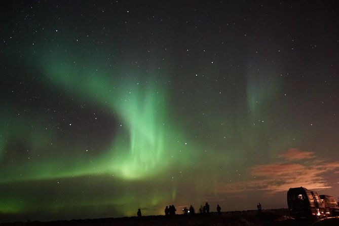 chasing-aurora-borealis-with-warmth-and-treats-in-premium-tour
