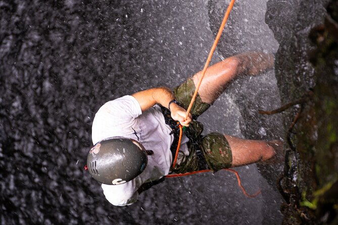 chasing-waterfallswild-hawaii-rappelling
