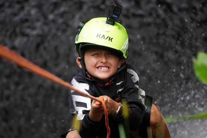 chasing-waterfallswild-hawaii-rappelling