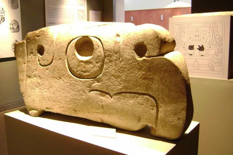 chavin-de-huantar-monument-querococha-lagoon-all-entrance