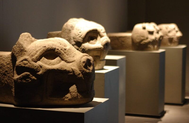 chavin-de-huantar-monument-querococha-lagoon-all-entrance