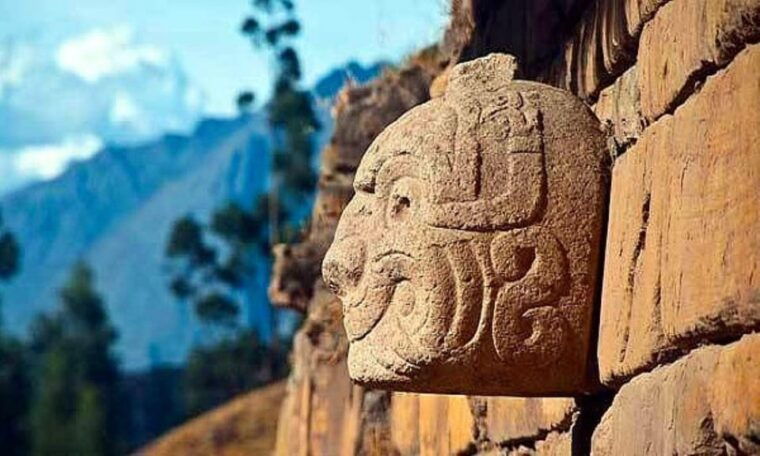 chavin-de-huantar-monument-querococha-lagoon-all-entrance