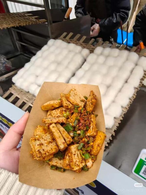 Chengdu Food & Blessings Tour: Market Bites & Temple Fortune - Decoding Taoist Symbols and Seeking Blessings