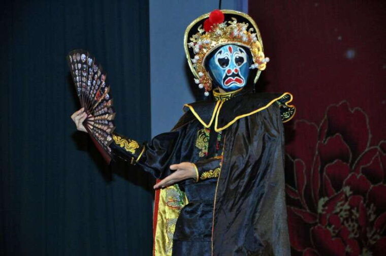 chengdu-night-tour-back-street-food-or-vip-seat-opera-show