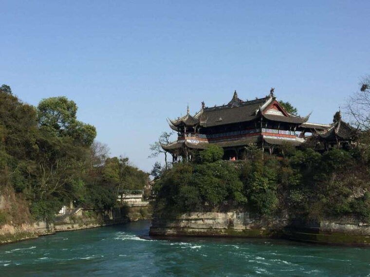 chengdu-panda-base-and-dujiangyan-one-day-private-tour