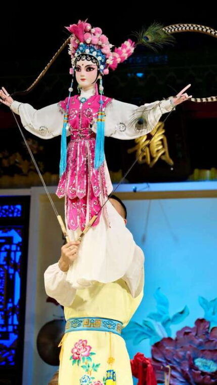 chengdu-sichuan-opera-face-changing-and-acrobatics-show