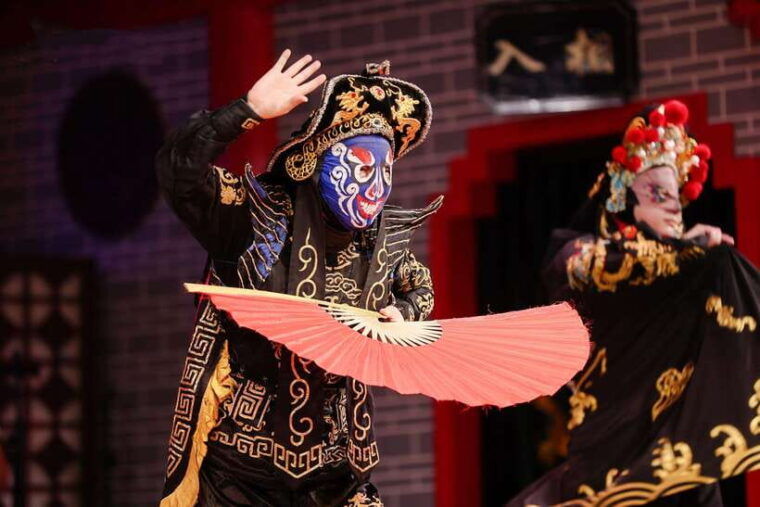 chengdu-sichuan-opera-face-changing-and-acrobatics-show