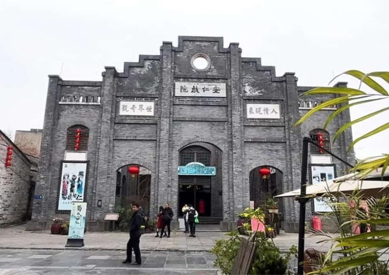 Chengdu : Vintage Tram, DIY Lacquer Fans & Museums - Key Points