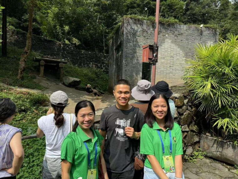 chengdu-volunteer-day-experience-at-dujiangyan-panda-base
