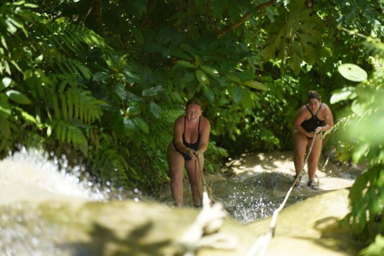 chiang-mai-bua-thong-sticky-waterfall-and-huge-cave-tour