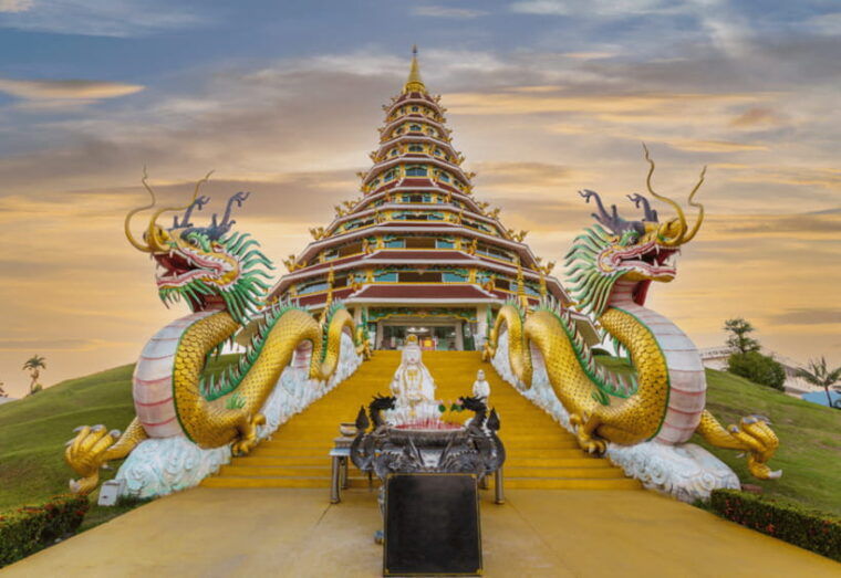 chiang-mai-chiang-rai-white-blue-red-temples-long-neck