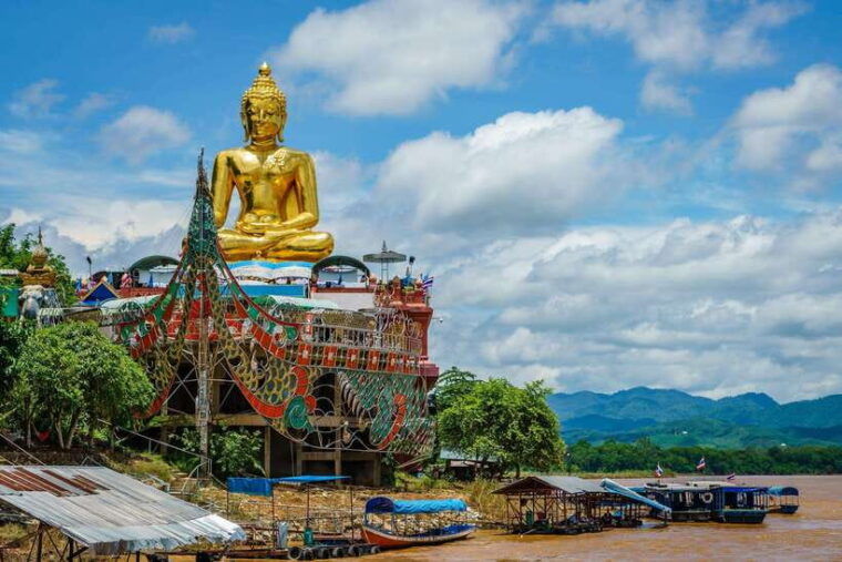 chiang-mai-chiang-rai-white-temple-and-blue-temple-day-tour