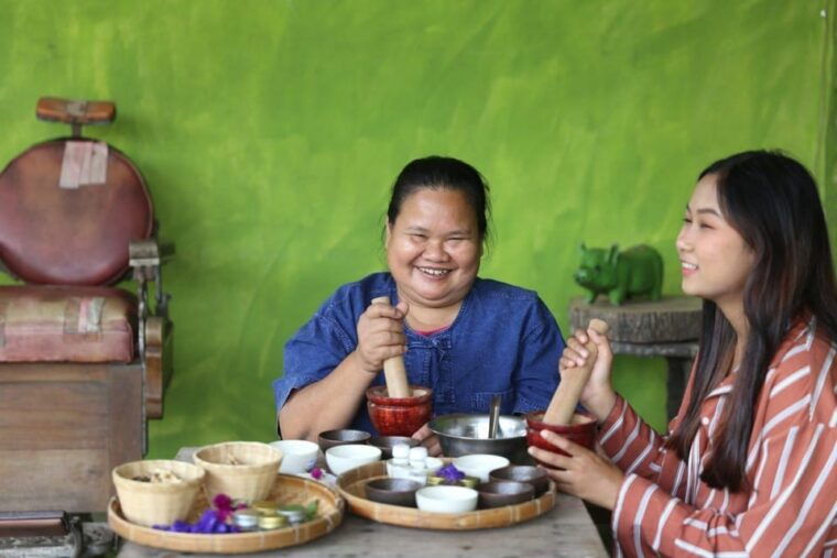 chiang-mai-making-herbal-ball-and-inhaler