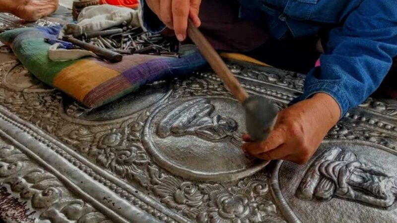 chiang-mai-silver-craftwork-temple-tour-with-monk-meeting