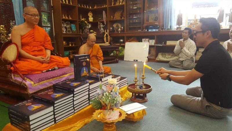 chiang-mai-silver-craftwork-temple-tour-with-monk-meeting