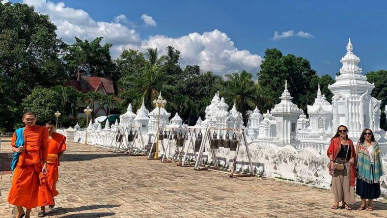 chiang-mai-silver-craftwork-temple-tour-with-monk-meeting