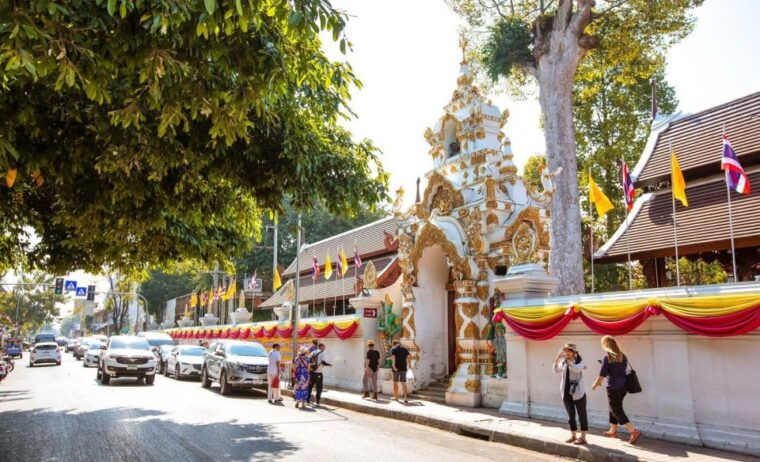 chiang-mai-temples-and-street-food-night-tour-by-tuk-tuk