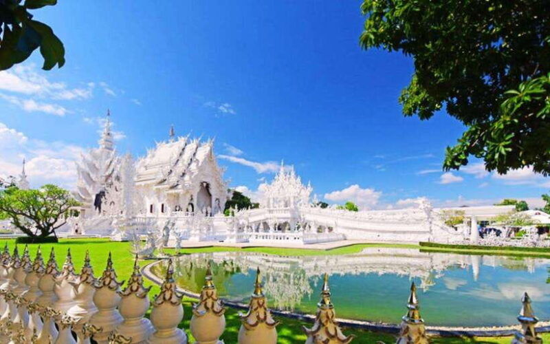 chiang-mai-white-blue-big-buddha-temples-in-chiang-rai