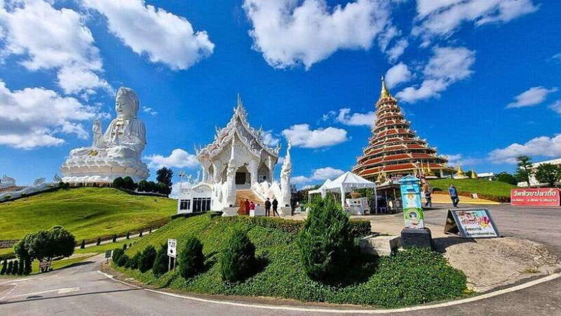chiang-mai-white-blue-big-buddha-temples-in-chiang-rai