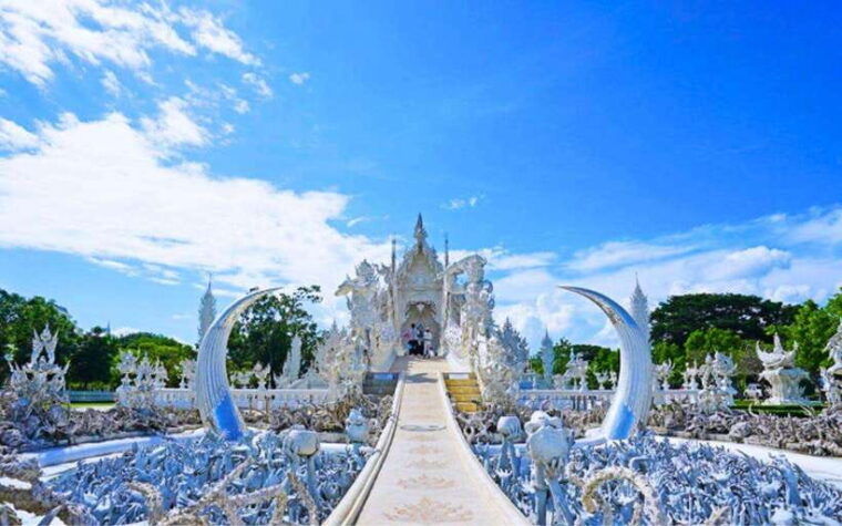 chiang-mai-white-blue-big-buddha-temples-in-chiang-rai