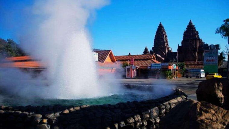 chiang-mai-white-blue-big-buddha-temples-in-chiang-rai