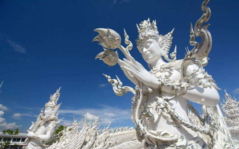 chiang-mai-white-blue-big-buddha-temples-in-chiang-rai