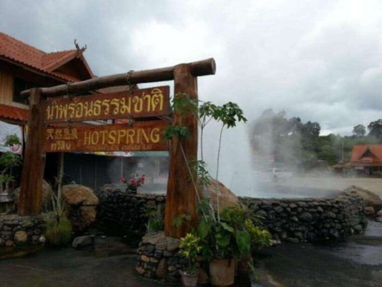 chiang-mai-white-blue-red-temples-tour-with-lalitta-cafe