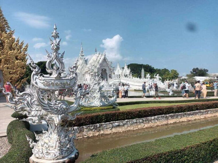 chiang-rai-2-temples-white-and-blue-black-house-museum