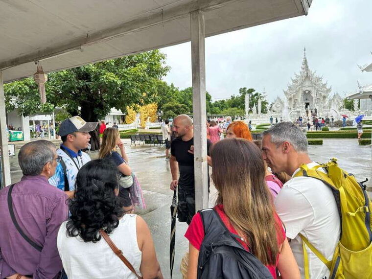 chiang-rai-3-famous-temples-lalita-cafe-private-tour