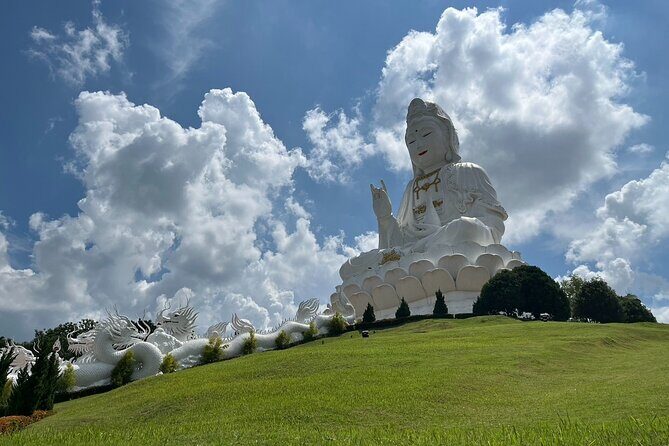 Chiang Rai Day Tour from Chiang Mai Red White and Blue Temples - Exploring Chiang Rai in a Day: A Full Experience from Chiang Mai